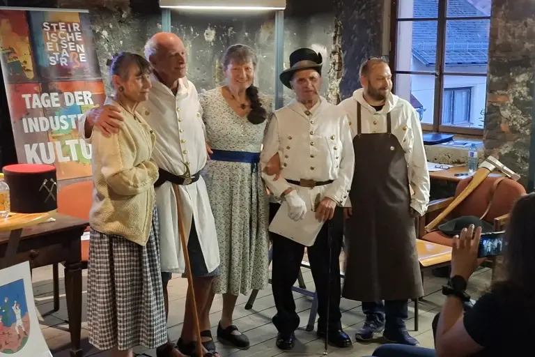 Vordernberg: Bergbauhistorie auf der Bühne Fünf Personen in historischen Kostümen stehen auf einer kleinen Bühne