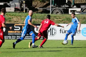 Vier Spieler im Kampf um den Ball.