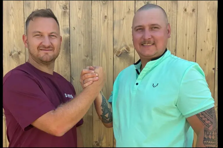 Beim FC Trofaiach soll wieder Ruhe einkehren Handshake bei zwei Männern.