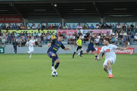 Bruck war für Kindberg diesmal zu stark Zwei Fußballmannschaften beim Duell um den Ball.