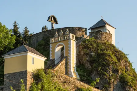 Eine Kirche auf einem Berg