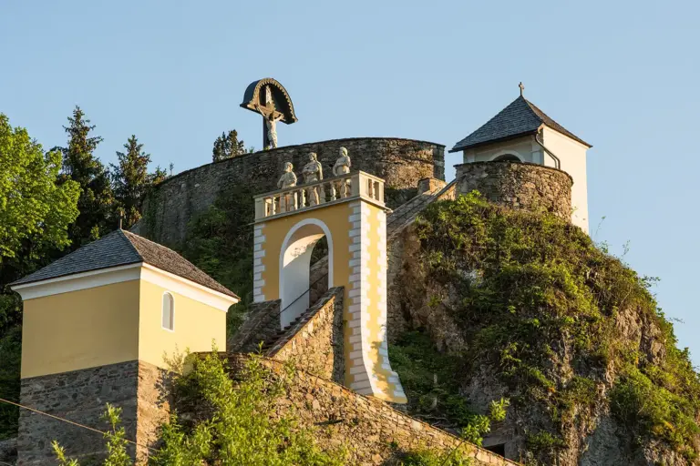 Denkmäler im Bezirk Bruck-Mürzzuschlag laden zur Führung Eine Kirche auf einem Berg