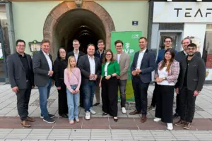 Eine Gruppe von Personen steht vor einem Tor