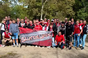 Fußballfans halten einen Banner.