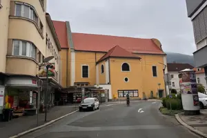 Eine Straße mit einer Kirche