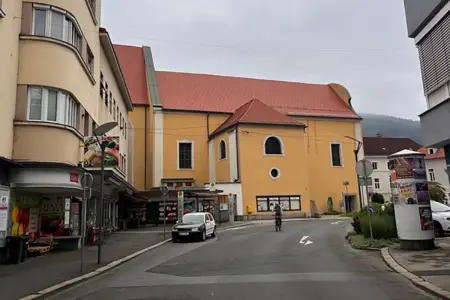 Bruck: Minoritenkirche ist fertig gedeckt Eine Straße mit einer Kirche