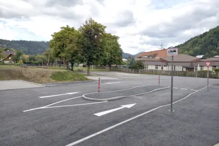 Bruck: Der neue Innenhof ist fertig Eine frisch asphaltierte Straße mit mehreren Spuren