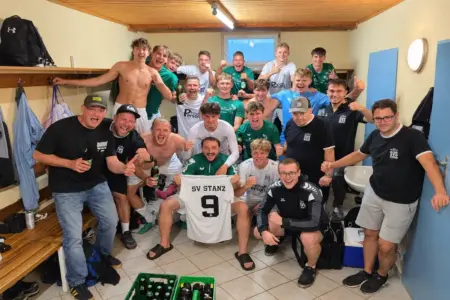 Drei Teams sind in der Gebietsliga Mürz noch makellos Die Spieler jubeln in der Kabine.