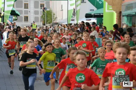Eine Gruppe von Kindern läuft.