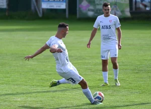Ein Fußballspieler schießt den Ball.