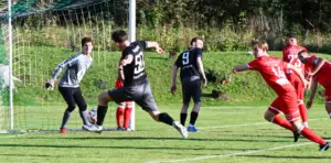 Ein Eckball für das Team in Schwarz.