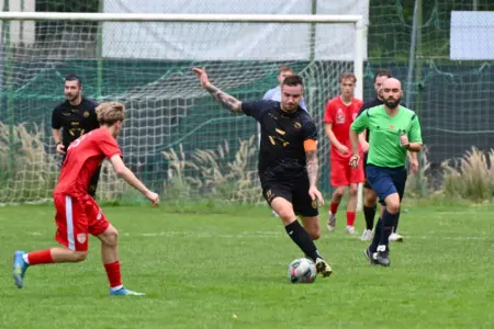 Die Langenwanger als Überraschungsteam der Runde Der Spieler in schwarz läuft davon.