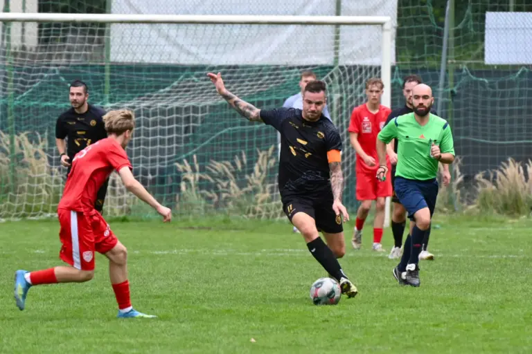 Die Langenwanger als Überraschungsteam der Runde Der Spieler in schwarz läuft davon.