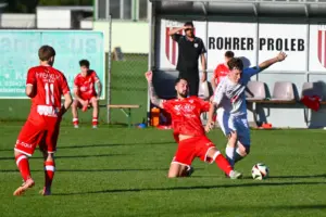 Zwei Spieler kämpfen um den Ball.