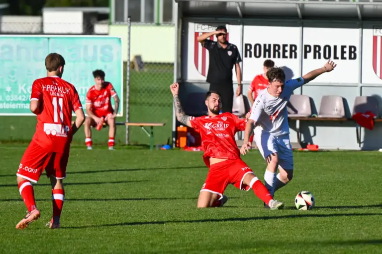 Proleb siegte im Derby gegen Trofaiach Zwei Spieler kämpfen um den Ball.