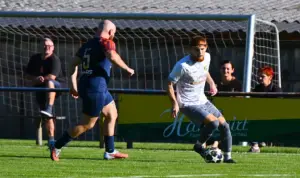 Der Spieler in weiß ist im Ballbesitz.