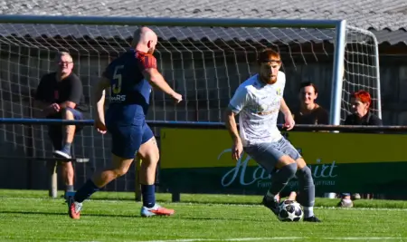 Der Spieler in weiß ist im Ballbesitz.
