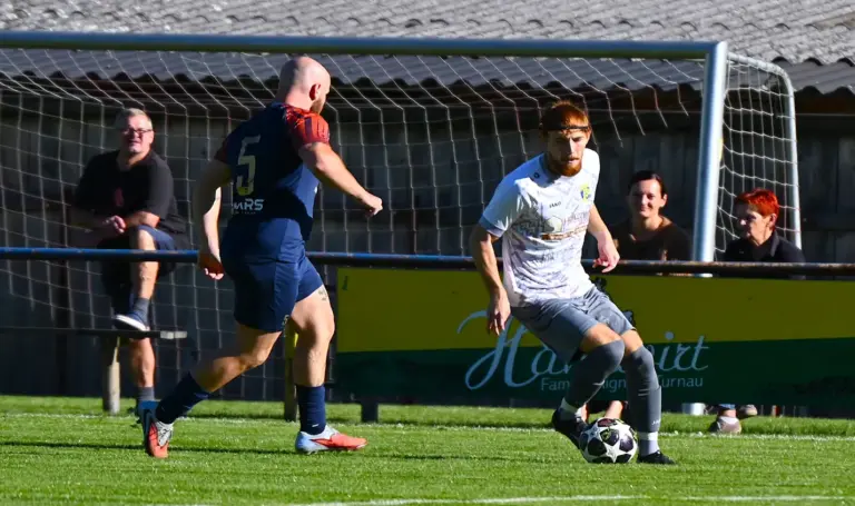 Nun hat auch Turnau angeschrieben Der Spieler in weiß ist im Ballbesitz.