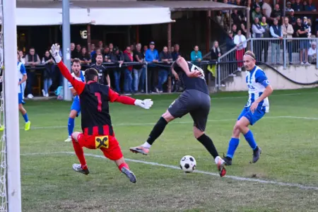 Breitenauer siegten im Derby in Pernegg vor 500 Zusehern Der Ball wurde mit der Ferse gespielt.