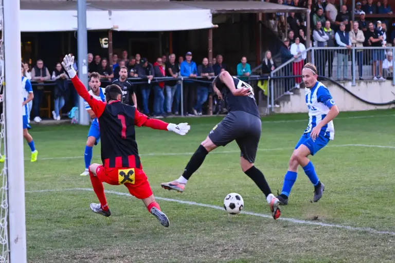 Breitenauer siegten im Derby in Pernegg vor 500 Zusehern Der Ball wurde mit der Ferse gespielt.