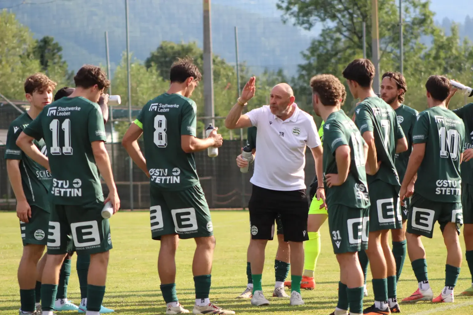 Landesliga: Bruck punktete, Leoben und Kindberg unterlagen Ein Fußballtrainer spricht mit seinen Spielern.
