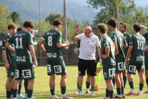 Ein Fußballtrainer spricht mit seinen Spielern.