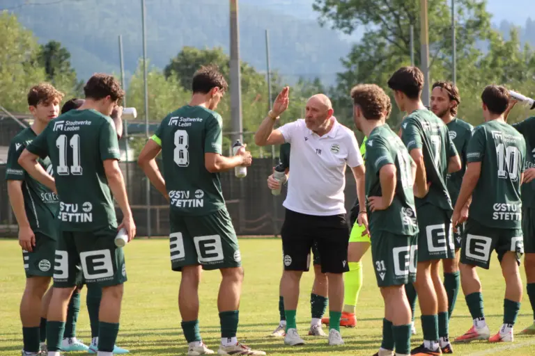 Landesliga: Bruck punktete, Leoben und Kindberg unterlagen Ein Fußballtrainer spricht mit seinen Spielern.
