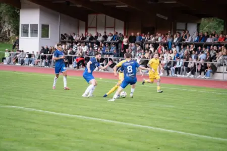 Sechs Tore im Mürztalderby Zwei Fußballmannschaften beim Duell um den Ball.