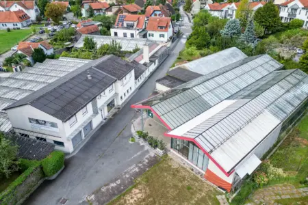 Bauplatz für neues Frohnleitener Rüsthaus Ein Gärtnereibetrieb mit Glashäusern aus der Vogelperspektive
