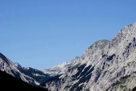 Eine felsige Landschaft unter blauem Himmel
