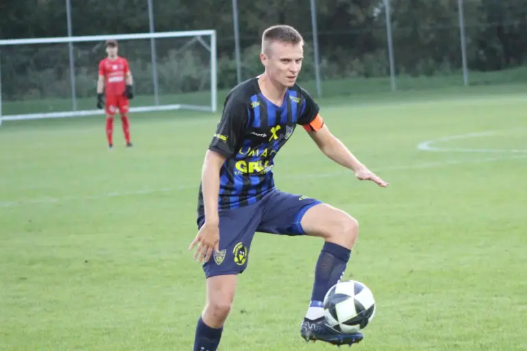 Der erste Punkt für die Kindberger Ein Fußballer mit einem Ball-