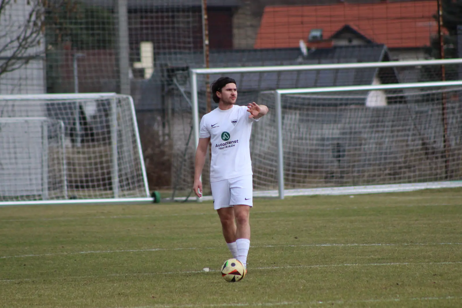 Ein Fußballer mit einem Ball.