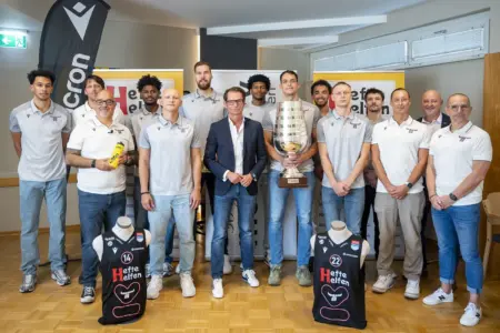 „Das letzte Spiel der Saison wollen wir gewinnen“ Eine Gruppe von Männern steht nebeneinander.