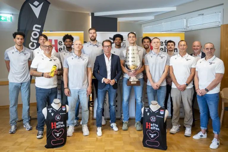 „Das letzte Spiel der Saison wollen wir gewinnen“ Eine Gruppe von Männern steht nebeneinander.