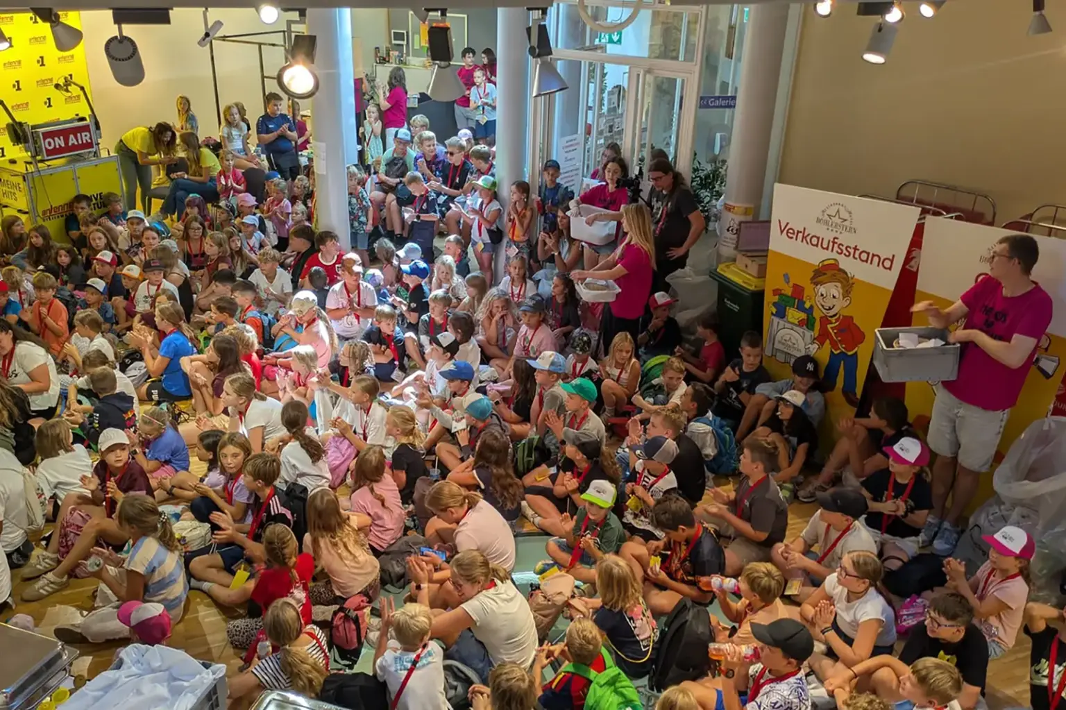 Kapfenberg: Eine Stadt in Kinderhänden Ein großer Raum voller Kinder