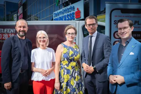 SPÖ auf Tour durch die Region Drei Frauen und zwei Männer stehen vor einem Bus