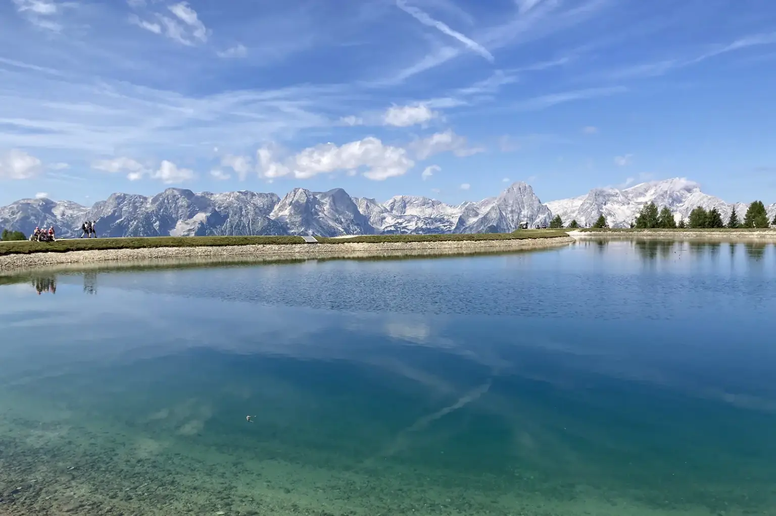 Wanderwoche der Naturfreunde Mürzhofen Ein Bergpanorama hinter einer großen Wasserfläche