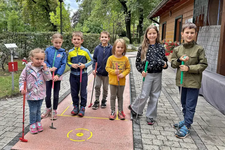 Kraubath: Gut genutztes Ferienprogramm Sieben Kinder stehen mit Golfschlägern auf einer Minigolfbahn