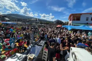 Eine enorme Masse an den Personen drängt sich auf einem großen Platz