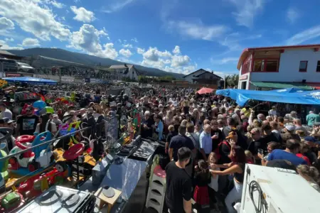 Ansturm auf den Fetzenmarkt der FF Freßnitz Eine enorme Masse an den Personen drängt sich auf einem großen Platz