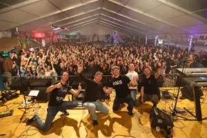 Krieglach: „Rocktober“ geht in die 26. Runde Fünf Männer posieren auf einer Bühne vor vielen Zuschauern