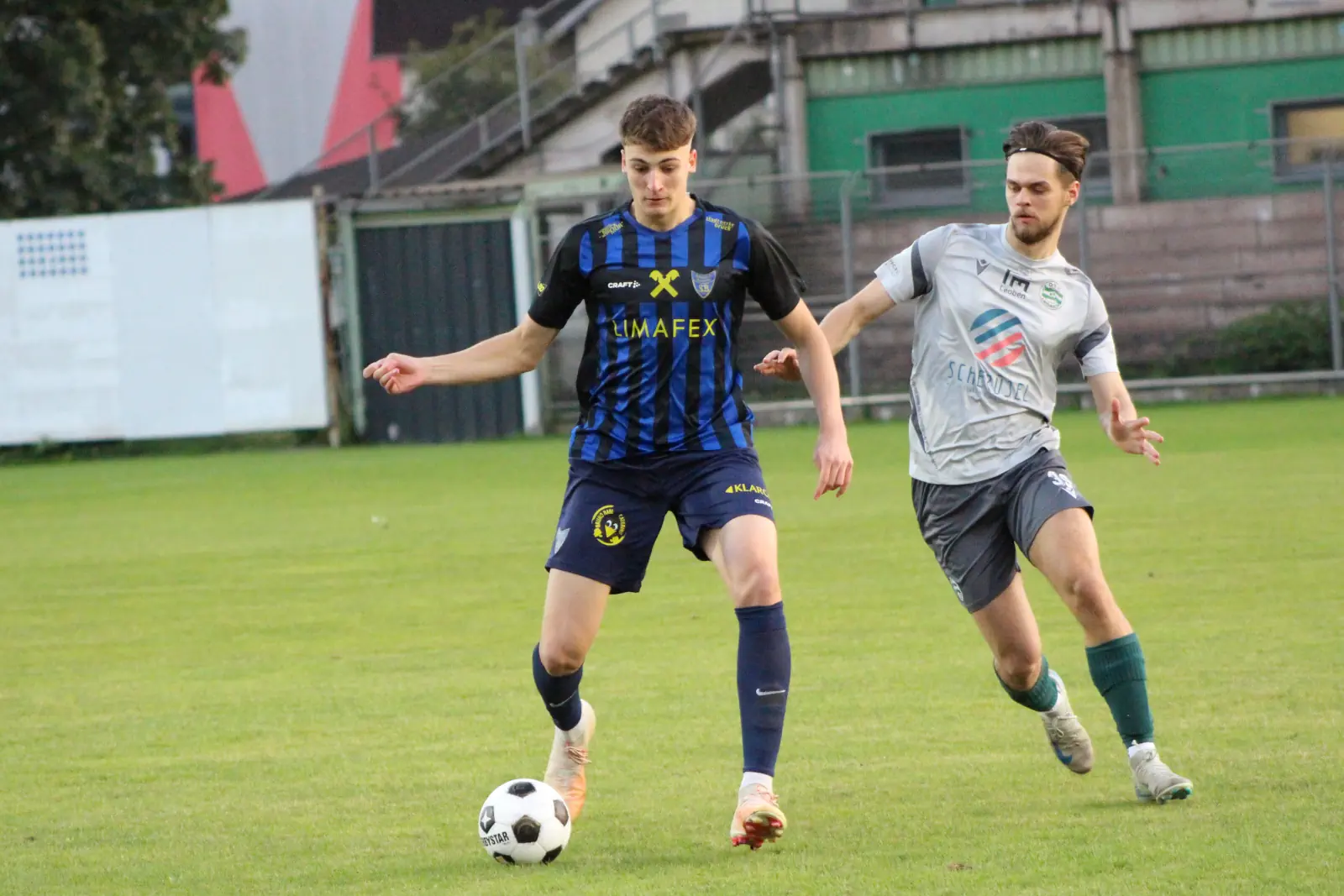 Zwei Fußballer beim Duell um den Ball.