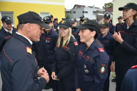 Wissenstest der Feuerwehr in Langenwang Eine Gruppe von Personen in Feuerwehruniformen im Gespräch