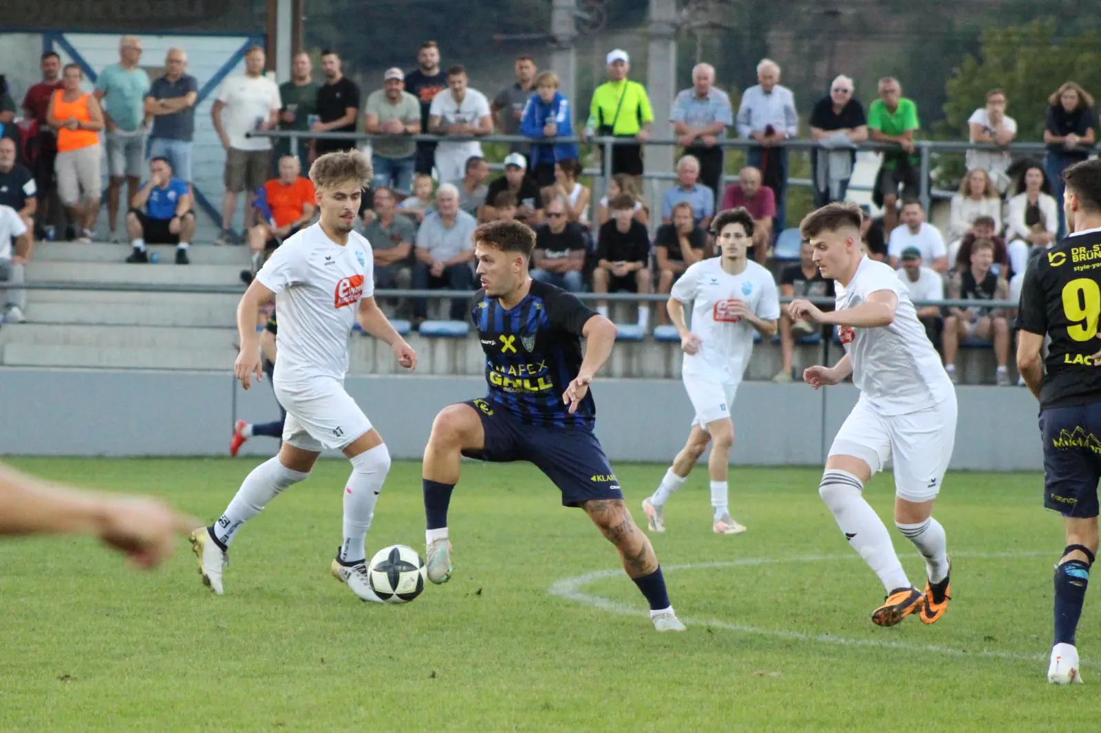 Fußballer kämpfen um den Ball.