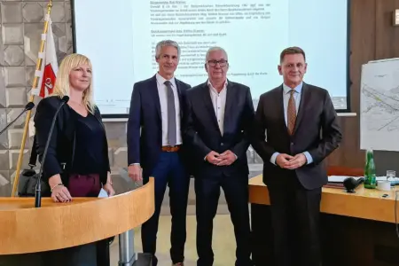 Klaus Gössmann ist Leobener Vizebürgermeister Eine Frau an einem Rednerpult, daneben drei Männer