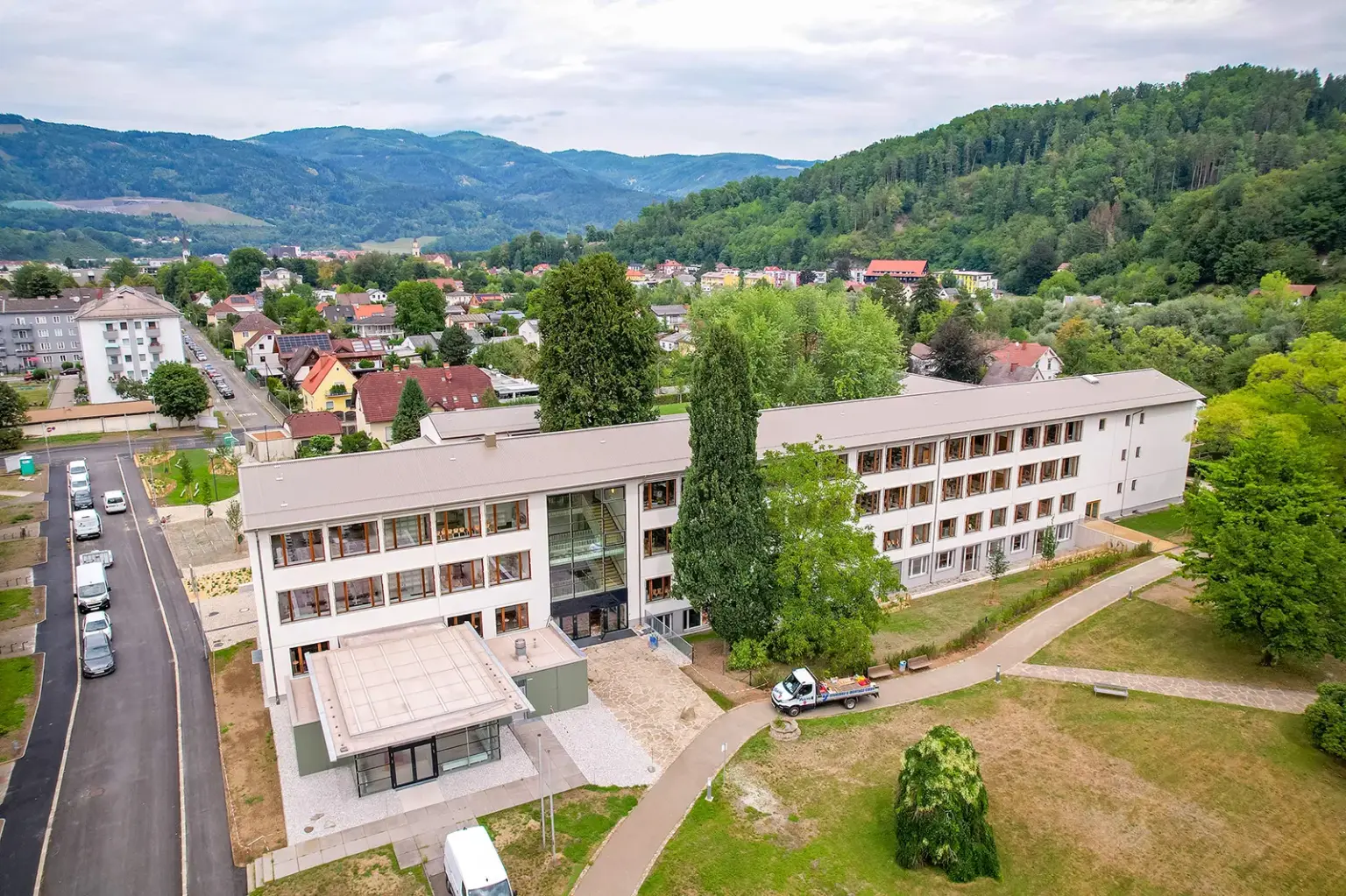 Ein längliches dreigeschoßiges Gebäude mit breiten Fenstern.