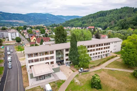 Leoben: Start in eine neue Volksschul-Ära Ein längliches dreigeschoßiges Gebäude mit breiten Fenstern.