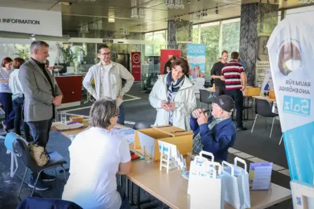Demenzschwerpunkt in Leoben Mehrere Personen stehen und sitzen an einem Infostand