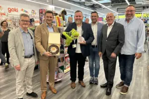 Sechs Männer stehen in einem Geschäft mit vielen Regalen
