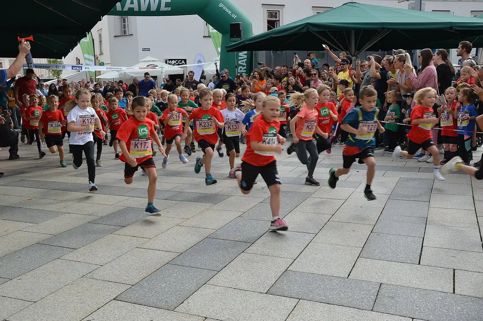 Leobener Innenstadt wird zur Laufstrecke Ein Gruppe von Kindern läuft.